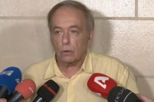 Ο Ανδρέας Μικρούτσικος σε σπάνια βραδινή έξοδο με τη σύντροφό του