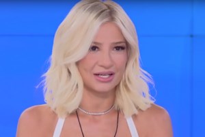 Συντετριμμένη η Σμαράγδα Καρύδη στην κηδεία του πατέρα της - Στο πλευρό της ο Θοδωρής Αθερίδης - εικόνα 3