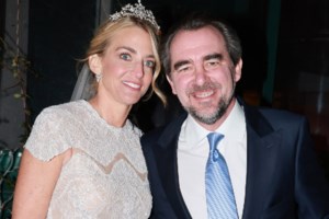 Νικόλαος Ντε Γκρες & Χρυσή Βαρδινογιάννη | Η κοινή εμφάνιση λίγο πριν ανέβουν τα σκαλιά της εκκλησίας