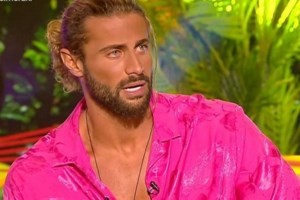 Σταματίνα Τσιμτσιλή για Κωνσταντίνο Βασάλο: "Ήταν θεματική η εμφάνιση και φόρεσε αυτό το ροζ λαμέ;"