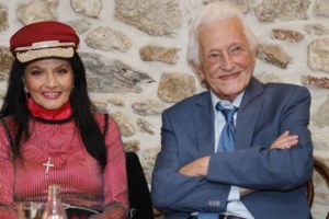 Ταλαιπωρία για τη Ζωζώ Σαπουντζάκη - Η δημόσια εμφάνιση με αναπηρικό αμαξίδιο