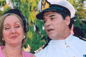 Οι σπάνιες φωτογραφίες του Πάνου Μιχαλόπουλου στην αυλή του πατρικού του στη Μεσσηνία