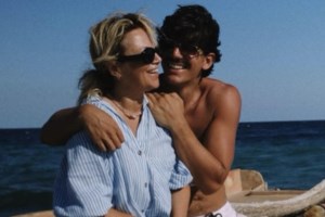 Η Νάνσυ Ζαμπέτογλου ποζάρει χωρίς ίχνος μακιγιάζ στις καλοκαιρινές της διακοπές με τον Νάσο Γαλακτερό - εικόνα 2