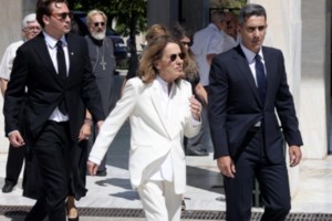 Παύλος & Μαρί Σαντάλ με τα παιδιά τους στην Αμοργό! Οι φωτογραφίες από τις διακοπές τους στο νησί - εικόνα 2