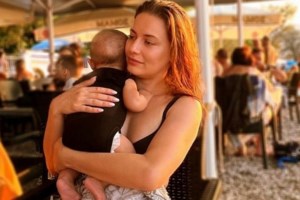 Η Ντόρα Μακρυγιάννη ποζάρει αγκαλιά με τον πατέρα της - εικόνα 3