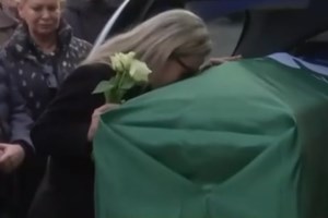 Το τελευταίο αντίο στον Μίμη Δομάζο | Συντρετριμμένες η Ηώ Θεοδώρου με την Πόπη Δομάζου