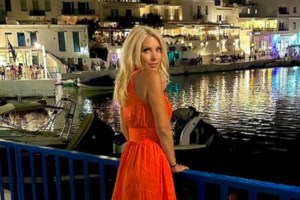 Η Ελένη Μενεγάκη απολαμβάνει τις διακοπές της πιο χαμογελαστή από ποτέ