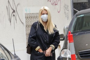 Η Ελένη Μενεγάκη ποζάρει … με χριστουγεννιάτικη διάθεση & μάς εύχεται