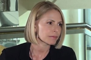 Ο Πέτρος Κωστόπουλος αποχαιρετά τον Giorgio Armani - Η φωτογραφία μαζί με την Τζένη Μπαλατσινού - εικόνα 4