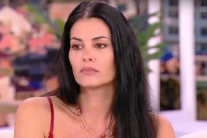 Η Μαρία Κορινθίου απαντά για τη δήλωση του Γιάννη Αϊβάζη: "Έλα μωρέ τον κακομοίρη, άλλο ήθελε να πει" - εικόνα 3