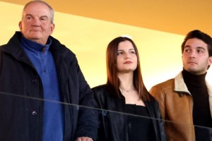 Η κόρη του Κώστα Καραμανλή & της Νατάσας Παζαΐτη κάνει την πρακτική της στη Μύκονο! Στο πλευρό της οι γονείς της