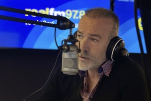 Η Ρούλα Κορομηλά ασπίδα για τον Γιώργο Νταλάρα: "Σε λίγο θα μας πείτε σιγά τον τραγουδιστή" - εικόνα 2