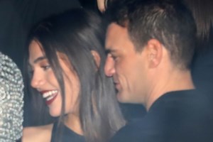 Η Μελίνα Νικολαΐδη μας δείχνει το στολισμένο υπερσύγχρονο σπίτι του Δημήτρη Φιντιρίκου στη Βούλα