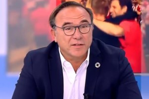 Παπανδρέου, Ρουσόπουλος και Τσίπρας παρακολούθησαν μαζί την κατάκτηση του κυπέλλου από τον Ολυμπιακό