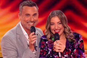 Η αντίδραση της Έλενας Παπαρίζου σε ερώτηση για τον Τόνυ Μαυρίδη και τη διαμάχη τους