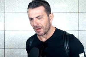 Ο Γιώργος Αγγελόπουλος φανερά εκνευρισμένος μπροστά στις κάμερες: "Δεν καταλαβαίνω γιατί να πρέπει να μιλήσουμε πάλι για το παιχνίδι"