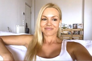 Ηλιοθεραπεία και βουτιές για την Βίκυ Κάβουρα στο Ναύπλιο! Δείτε τις φωτογραφίες