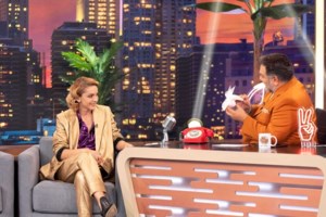 Η Γιούλικα Σκαφιδά ποζάρει μαζί με τον γιο της μπροστά στο χριστουγεννιάτικο δέντρο του σπιτιού της - εικόνα 4