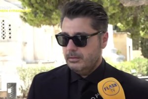 Ο Λάμπρος Κωνσταντάρας σε στιγμές παιχνιδιού με τον πατέρα του από την παιδική του ηλικία: "Περνάγαμε ωραία" - εικόνα 2