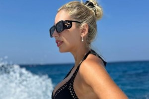 Η Κωνσταντίνα Σπυροπούλου με το θήλαστρο στην παραλία