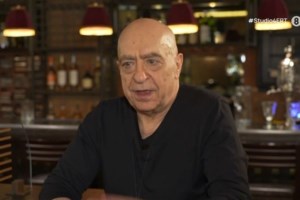 Ο Πάνος Κοκκινόπουλος απαντά για το αν η νέα του σειρά αφορά τη ζωή της Ρούλας Πισπιρίγκου