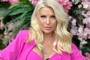 Η Ελένη Μενεγάκη ποζάρει με ηλιοκαμμένο look και δίνει το κίνητρο που χρειαζόμαστε στο ξεκίνημα της μέρας