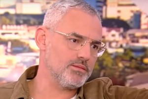 O Γιώργος Νταλάρας ξέσπασε κατά των δημοσιογράφων: "Αυτό που κάνετε δεν το βρίσκετε αρκετά γελοίο; - Νομίζεις ότι κάνεις τη δουλειά σου"