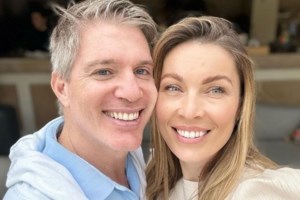 Μαριέττα Χρουσαλά & Μάργκω Πατίτσα στη Μύκονο με ροζ μπικίνι | Οι ασορτί εμφανίσεις μαμάς - κόρης