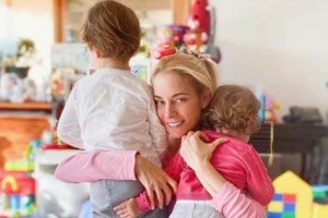 Τα παιδιά της Δούκισσας Νομικού πήγαν στο σχολείο με τις στολές τους - Η φωτογραφία στην αυλή του σπιτιού τους