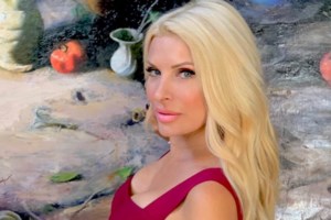 #elenisantaclaus | H Ελένη Μενεγάκη ποζάρει μπροστά στο χριστουγεννιάτικο δέντρο