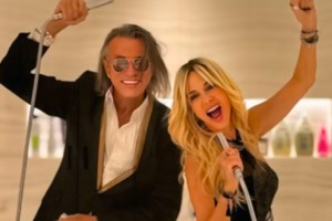 Η Άννα Βίσση ποζάρει με την οικογένεια Κούστα και τον Elton John