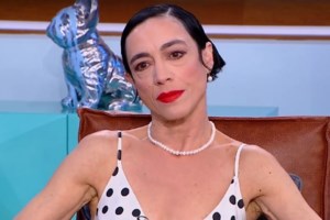 Ατύχημα για την Έλενα Τοπαλίδου - Η εμφάνιση on camera με μπαστούνι