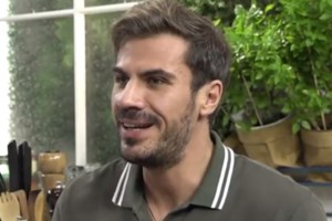 Ο Άκης Πετρετζίκης απαθανατίζει τις πρώτες λέξεις του γιου του! Δείτε το βίντεο