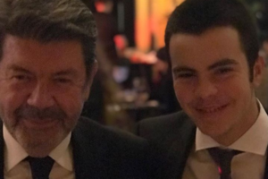 Η Ελένη Μενεγάκη σχολίασε τη φωτογραφία Γιάννη και Άγγελου Λάτσιου