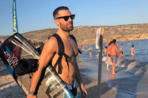 Ο Κωνσταντίνος Αργυρός πανευτυχής στον γάμο του αδερφού του | Δείτε το ζεϊμπέκικο του γαμπρού