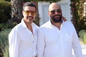 Ο Παντελής Τουτουντζής αγκαλιά με τον σύντροφό του στην Κρήτη λίγο πριν τον γάμο τους - εικόνα 2