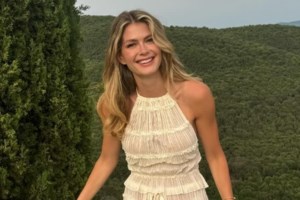 Η Αμαλία Κωστοπούλου αγκαλιά με τον σύντροφό της στη Σαρδηνία - εικόνα 2