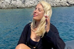 Η Ελένη Μενεγάκη ποζάρει με το μπικίνι της και αναζητά λίγη δροσιά