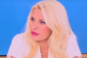 Η Ελένη Μενεγάκη μετρά αντίστροφα για το καλοκαίρι φορώντας το λευκό μαγιό της