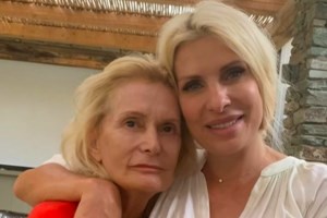 Η Ελένη Μενεγάκη φωτογραφίζεται στη γιορτή της και απαντά στη Σταματίνα Τσιμτσιλή