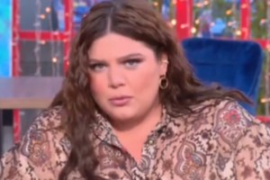 Η Δανάη Μπάρκα ποζάρει με μαγιό και στέλνει ένα ηχηρό μήνυμα