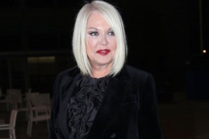 Η Ρούλα Κορομηλά σε μία μεγάλη ανασκόπηση: "Ο γεμάτος άνθρωπος δεν φωτογραφίζει την αλληλεγγύη του"