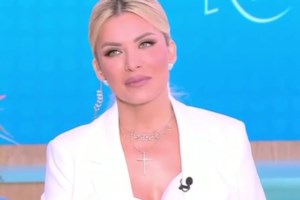Με τις παντόφλες της on air η Κατερίνα Καινούργιου: "Δεν μπορώ παιδιά, με πιέζουν τα τακούνια συγγνώμη"