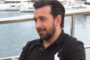 Ο Θάνος Πετρέλης σ' ένα Eye Candy βίντεο μας δείχνει τους εντυπωσιακούς κοιλιακούς του