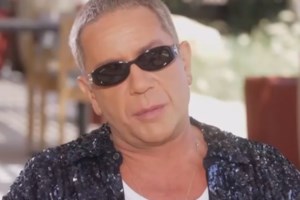 Ο Γιώργος Μαζωνάκης στη Μύκονο, έξω από το σπίτι που ξεκίνησε τη δικαστική διαμάχη με την αδερφή του - εικόνα 2