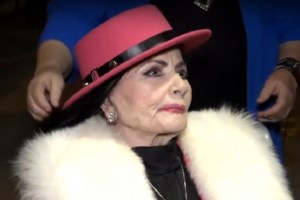 Η Ζωζώ Σαπουντζάκη "τελειώνει" τα δημοσιεύματα που την θέλουν κατάκοιτη με πλάνα απ' την πισίνα της