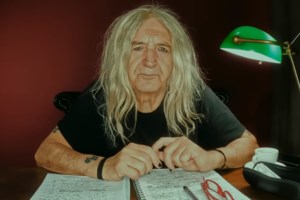 Το φιλί της Έλενας Φερεντίνου με τον Νίκο Καρβέλα και οι δημόσιες ευχές για τα γενέθλιά του - εικόνα 2