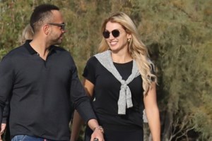 H Κωνσταντίνα Σπυροπούλου ποζάρει στην αγκαλιά του Βασίλη Σταθοκωστόπουλου