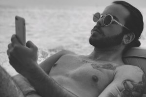 Ο Άγγελος Λάτσιος σε νέα σέξι καλοκαιρινά στιγμιότυπα στο instagram