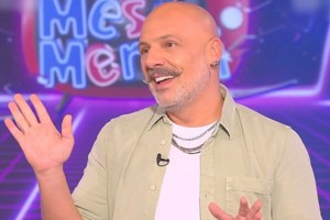 Ο Νίκος Μουτσινάς τρολάρει τα νούμερα τηλεθέασης και καλεί για "τηλέφωνο για βόμβα"